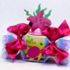 Molde digital de caixa maleta com alça integrada rosa-bebê, decorada com estrelas do mar brilhantes e uma simpática baleia sorrindo na lateral, com fecho de encaixe prático.