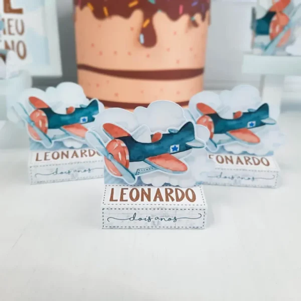 Kit digital de personalizados infantis para aniversário no tema Aviador nos formatos Silhouette Studio e PDF.