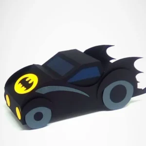 Alternativo: Embalagem de papel tridimensional em formato do clássico carro Batmóvel na cor preta com detalhes estilizados e rodas salientes, contendo linhas de vinco pontilhadas e abas de encaixe para montagem em arquivo digital de corte.