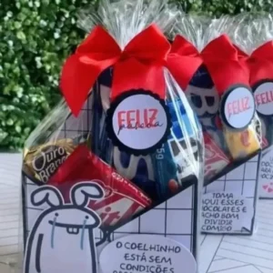 Gabarito de caixa em formato de envelope decorada com o boneco Flork usando orelhinhas de coelho, com linhas pontilhadas para vinco e abas laterais para colagem em arquivo digital de corte.