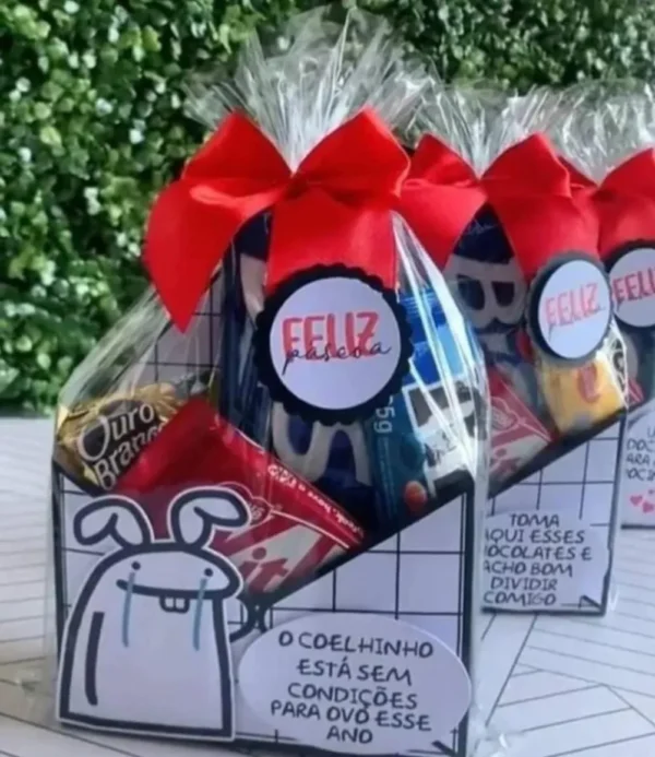 Gabarito de caixa em formato de envelope decorada com o boneco Flork usando orelhinhas de coelho, com linhas pontilhadas para vinco e abas laterais para colagem em arquivo digital de corte.