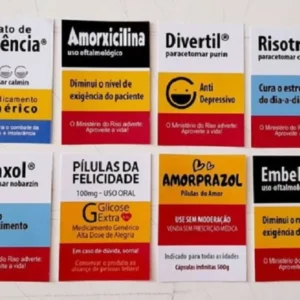 Embalagem retangular de papel simulando uma caixa de medicamento divertida, com fundo branco e faixas vermelhas e azuis, apresentando ilustrações de comprimidos felizes e espaço exato para encaixe de cartela em camadas tridimensionais em arquivo digital de corte.
