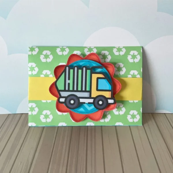Suporte de papel para dois chocolates com aplique tridimensional de um caminhão de coleta de lixo na cor laranja e cinza com contornos limpos em arquivo digital de corte.