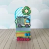 Embalagem vertical estilo caixa de leite com estampa de asfalto na base e a ilustração de um grande caminhão de lixo urbano na frente com contornos limpos em arquivo digital de corte.