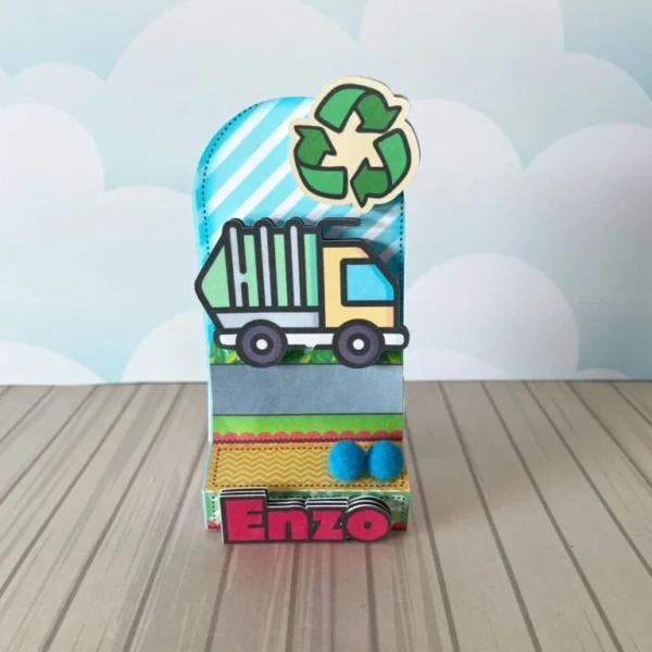 Embalagem vertical estilo caixa de leite com estampa de asfalto na base e a ilustração de um grande caminhão de lixo urbano na frente com contornos limpos em arquivo digital de corte.