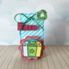 Cachepot quadrado decorado com faixas de sinalização refletivas amarelas e pretas, trazendo um grande topper central com a silhueta de um caminhão de lixo em camadas tridimensionais em arquivo digital de corte.