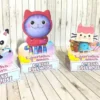Embalagem milk vertical com estampa de arco-íris em tons pastéis e orelhas de gatinho no topo, trazendo a personagem Gabby abraçada com o Pandy Gato em um aplique frontal vazado e relevo tridimensional em arquivo digital de corte.