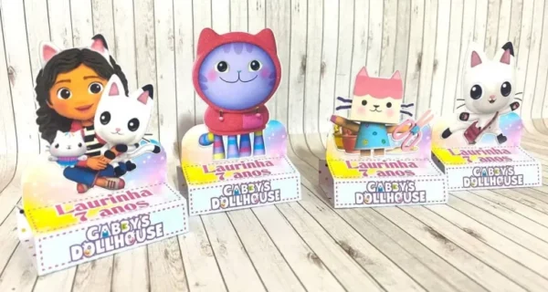 Embalagem milk vertical com estampa de arco-íris em tons pastéis e orelhas de gatinho no topo, trazendo a personagem Gabby abraçada com o Pandy Gato em um aplique frontal vazado e relevo tridimensional em arquivo digital de corte.