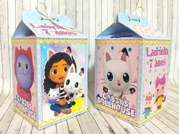 Embalagem cônica em formato de pirâmide decorada com patinhas de gato coloridas, destacando no topo a Gabby segurando seu arco de cabelo com orelhas de gatinho sobre uma base estelar em camadas tridimensionais em arquivo digital de corte.