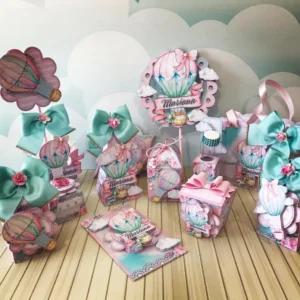 Topper de bolo clean com silhueta de balão de ar quente feito em papel laminado rosa brilhante, cercado por nuvens geométricas simples e estrelas minimalistas vazadas em camadas tridimensionais in arquivo digital de corte.
