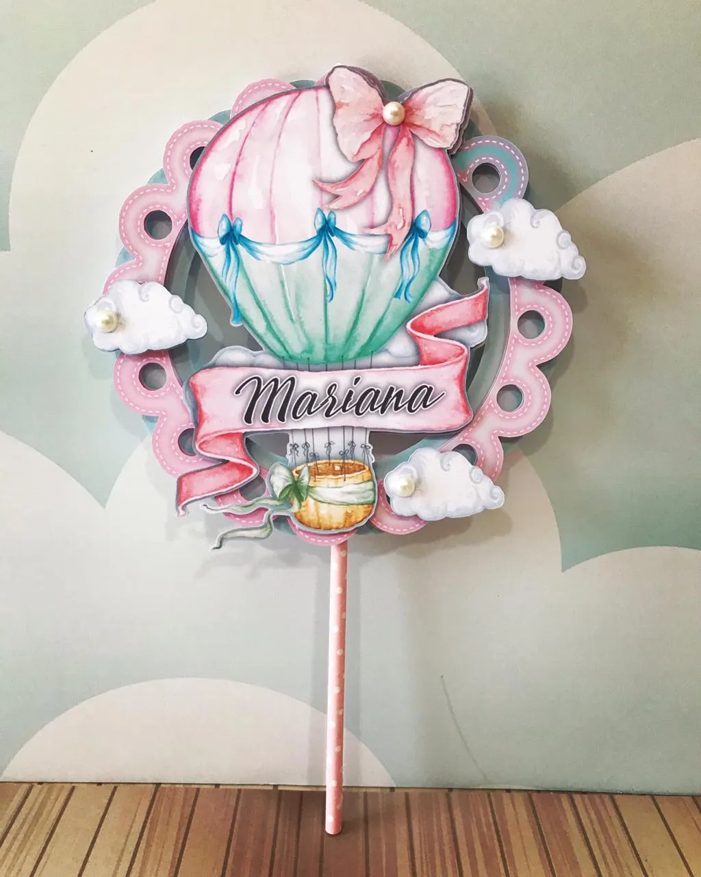 Centro de mesa com cachepô rosa decorado com ramos verdes, exibindo uma haste central com um balão texturizado cercado por passarinhos cantando e flores em relevo em camadas tridimensionais em arquivo digital de corte.
