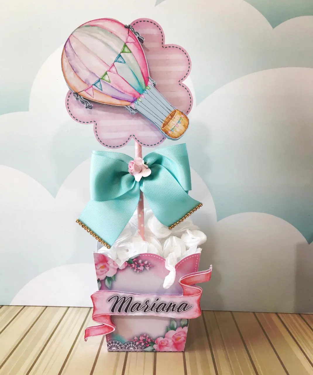 Caixa cenário com uma fofa ursinha peluda segurando um balão de gás em formato de coração rosa, decorada com mini borboletas recortadas e detalhes vazados nas laterais em camadas tridimensionais em arquivo digital de corte.