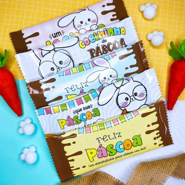 Embalagem envolvente para barra de chocolate planificada com estampa de coelhinho da páscoa sorridente segurando um pincel colorido, rodeado por ovinhos decorados e ramos de flores em tons pastéis sobre fundo imitando textura de chocolate, em arquivo digital.
