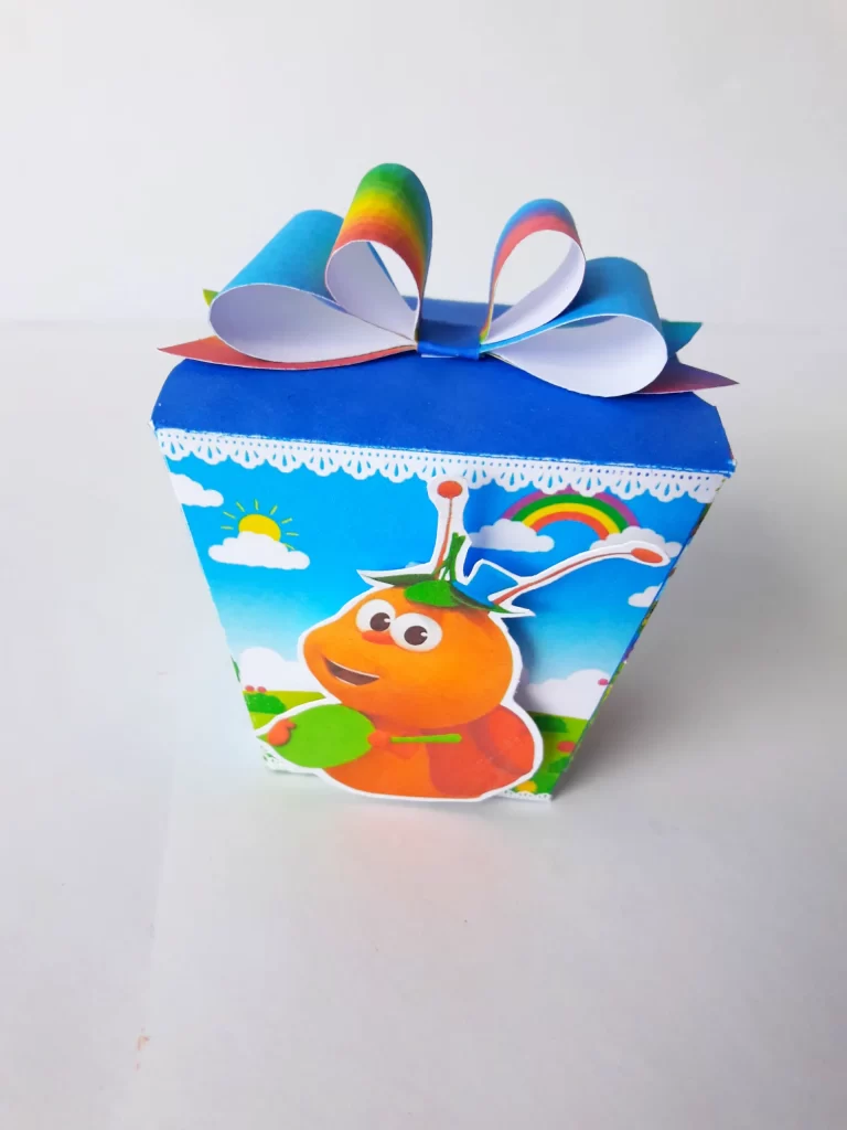 Kit de personalizados e topper de bolo com os insetos e animais coloridos da quinta do Bichikids para decoração de festa infantil em arquivo digital.