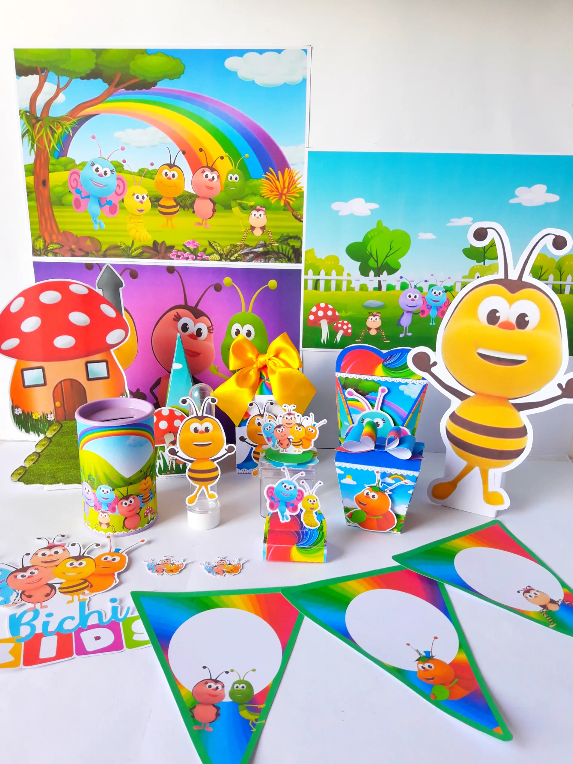 Topper de bolo com os personagens fofos do Bichikids em camadas tridimensionais para decoração de festas e aniversários de bebés.