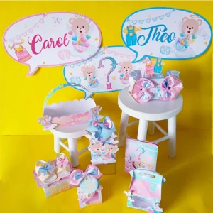 Molde digital de caixa maleta com alça embutida, ilustrada com balões flutuantes em tons pastel, a escrita Menino ou Menina? na frente e fecho de encaixe seguro.