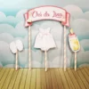 Molde de papel para suporte de tubete de acrílico estilizado como um berço de bebê rendado, decorado com lacinhos pequenos nas cabeceiras e recortes vazados elegantes.