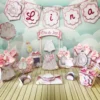 Molde de caixa milk decorada com padronagem delicada de poás e listras suaves, exibindo um aplique vazado de carrinho de bebê vintage e fechamento com laço de cetim.