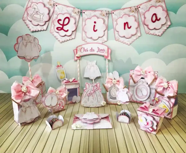 Molde de caixa milk decorada com padronagem delicada de poás e listras suaves, exibindo um aplique vazado de carrinho de bebê vintage e fechamento com laço de cetim.