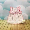 Arquivo de corte de caixinha de papel sextavada simulando um cesto de balão de ar quente, com aplique de um ursinho fofo dentro do cesto e nuvens ao redor.