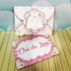 Molde digital de caixa maleta com alça embutida, ilustrada com brinquedos antigos de bebê como ursinhos e chocalhos em fundo bege claro e fecho de encaixe seguro nas laterais.