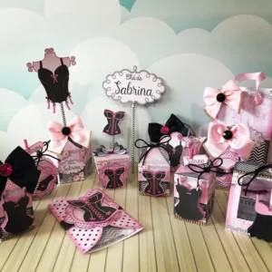 Elementos decorativos em camadas com espartilhos, cabides e corações para decoração de festas e mimos.