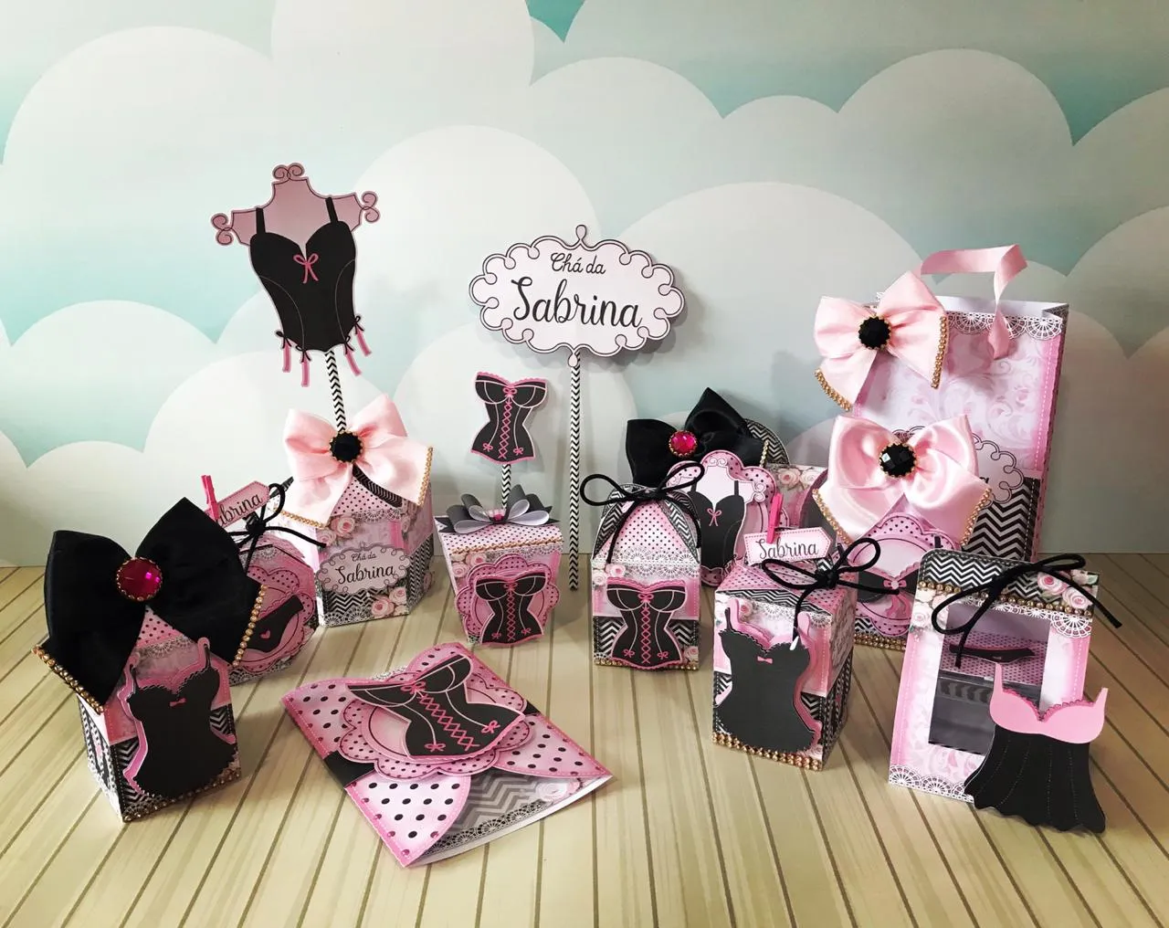 Elementos decorativos em camadas com espartilhos, cabides e corações para decoração de festas e mimos.