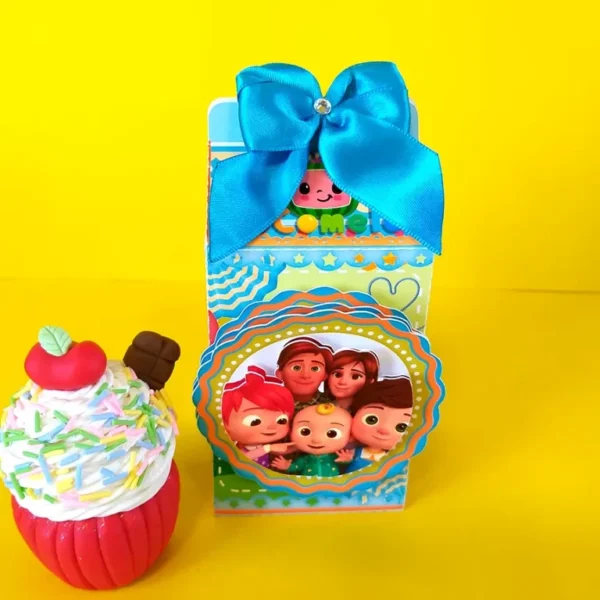 Kit digital de personalizados infantis para Festa Cocomelon em formatos Studio e PDF.