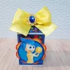 Molde de corte para topo de bolo com fonte personalizada e silhuetas dos personagens do filme Divertida Mente estruturados para montagem tridimensional em papel.