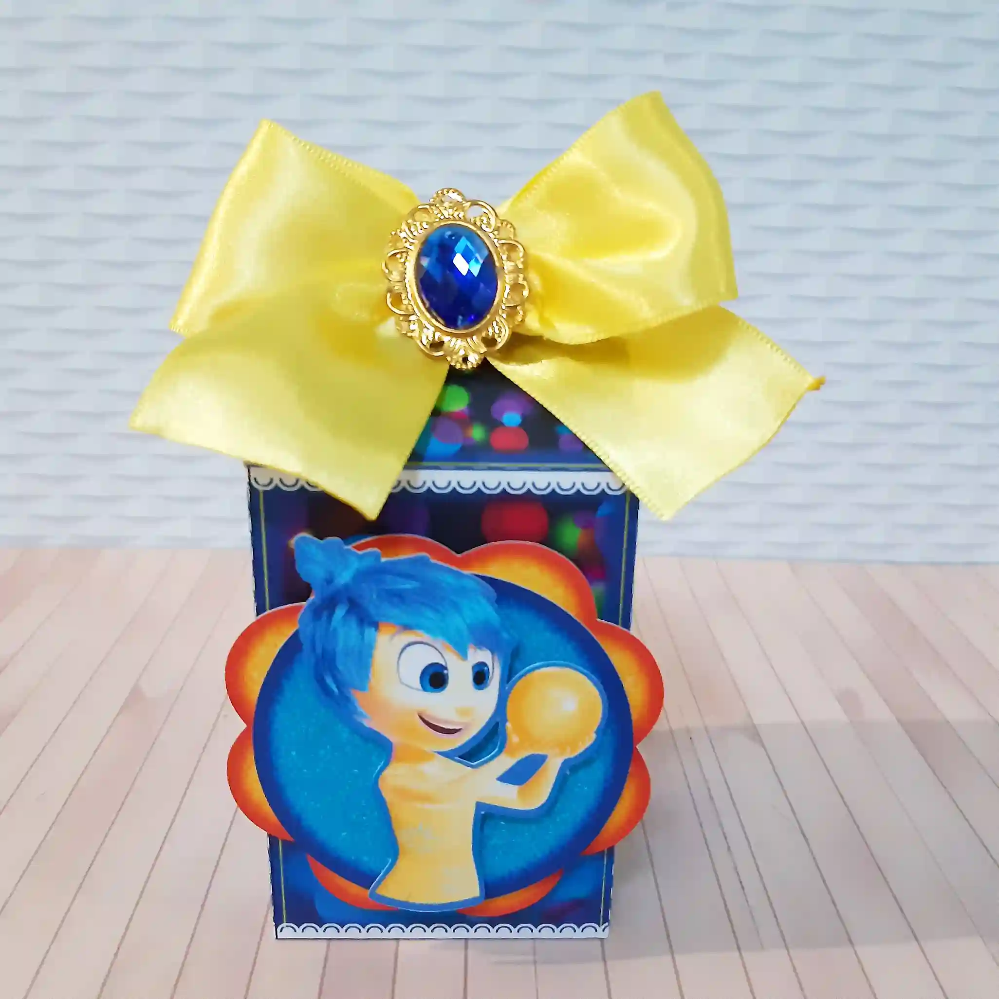Molde de corte para topo de bolo com fonte personalizada e silhuetas dos personagens do filme Divertida Mente estruturados para montagem tridimensional em papel.