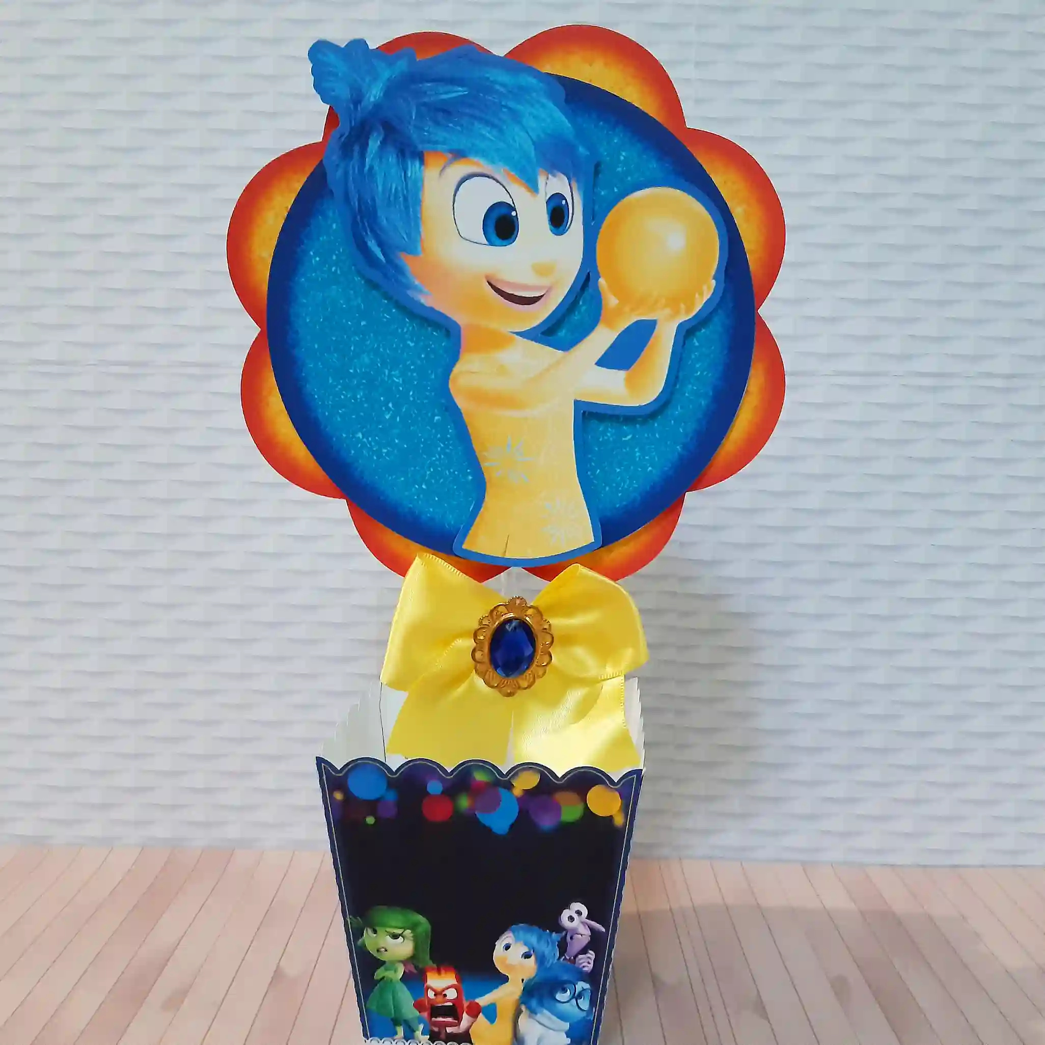 Elementos decorativos das emoções de Divertida Mente dispostos em folhas de corte digital no programa Silhouette Studio com marcas de registro prontas para impressão.
