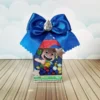 Arquivo de corte digital de caixa pirâmide no formato de um foguete espacial azul e amarelo, com janelas redondas e aplique tridimensional do Gato Galáctico acenando na frente.