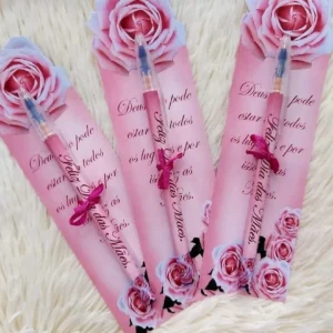 Dois marcadores de página verticais elegantes dispostos lado a lado para impressão, apresentando moldura pontilhada de corte, detalhes florais clássicos em tons pastéis de marrom e bege, fontes serifadas refinadas com frases célebres sobre o amor materno e um indicador discreto para furo de fita em arquivo digital.