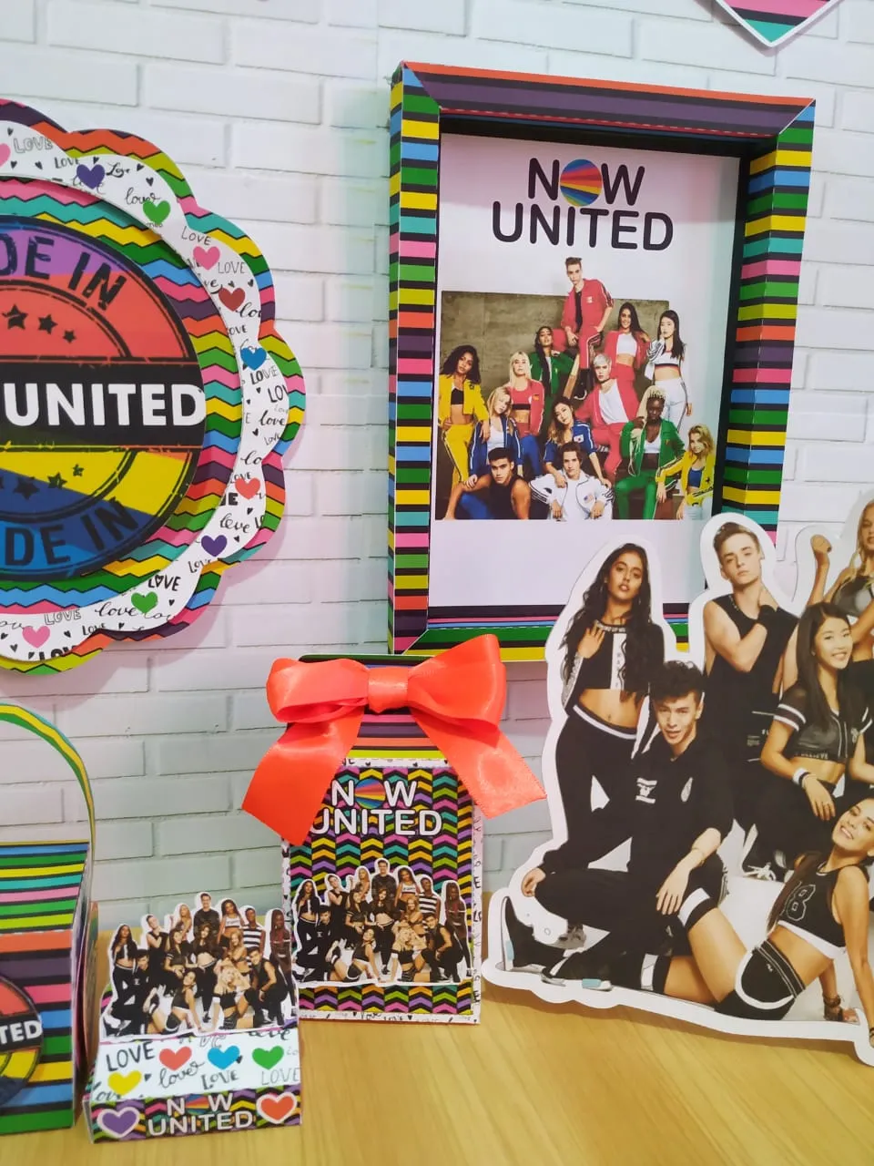 Moldes de caixas e embalagens decoradas com tema musical do Now United em Studio e PDF.