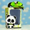 Topper de bolo com filhote de panda em camadas tridimensionais com detalhes em tons de azul e verde para decoração de festas.