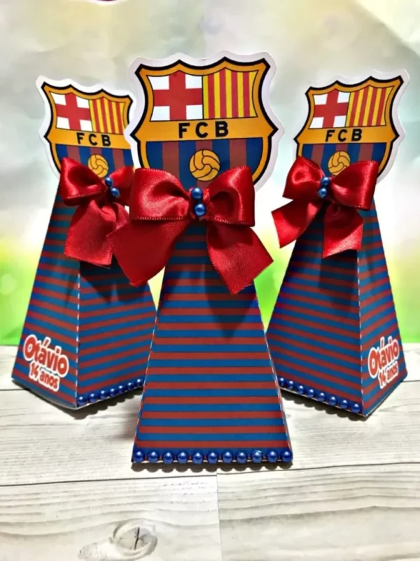 Linhas de corte de topo de bolo do time Barcelona na tela do software Studio, mostrando o escudo oficial do clube e letras personalizadas em formato de camadas sobrepostas.
