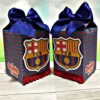 Maquete digital de topo de bolo temático do time Barcelona com silhuetas de jogadores, bola de futebol e brasões prontos para o recorte automatizado na plotter.