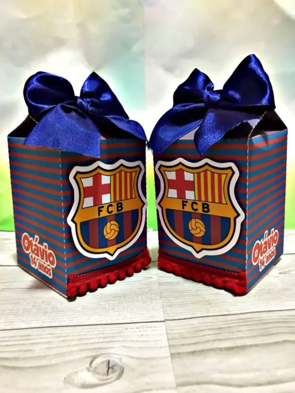 Maquete digital de topo de bolo temático do time Barcelona com silhuetas de jogadores, bola de futebol e brasões prontos para o recorte automatizado na plotter.