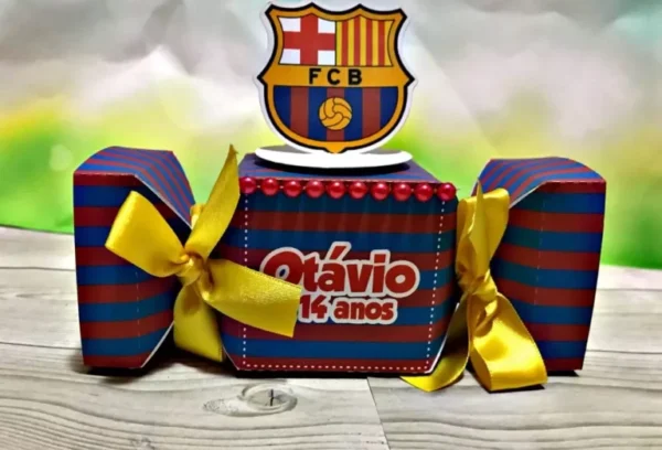 Elementos decorativos do escudo do Barcelona e estrelas dispostos em folha de corte digital no programa Silhouette Studio com marcas de registro para impressão e recorte.