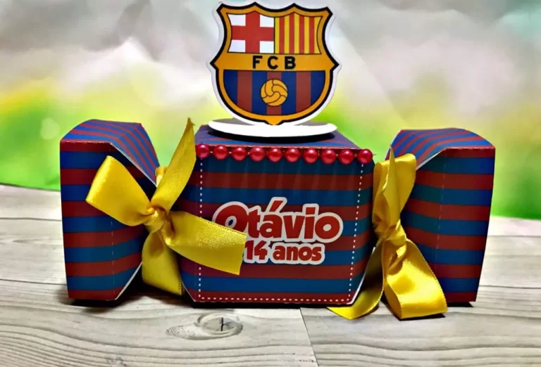 Elementos decorativos do escudo do Barcelona e estrelas dispostos em folha de corte digital no programa Silhouette Studio com marcas de registro para impressão e recorte.