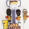Embalagem cônica em formato de pirâmide decorada com silhuetas de jogadores driblando e saltando, destacando no topo uma bola de basquete laranja texturizada em um aplique sobreposto em camadas tridimensionais em arquivo digital de corte.