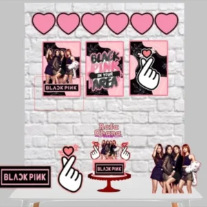 Gabarito digital de topo de bolo do grupo Blackpink com elementos gráficos em preto e rosa brilhante, silhuetas de microfone e fontes modernas de K-pop, exibindo as linhas estruturadas de contorno e camadas para recorte na Silhouette.