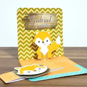 Convite de aniversário infantil com a silhueta de uma raposinha fofa em tons de laranja e branco, decorada com coroa de flores silvestres e folhas de outono dispostas em camadas tridimensionais em arquivo digital de corte.