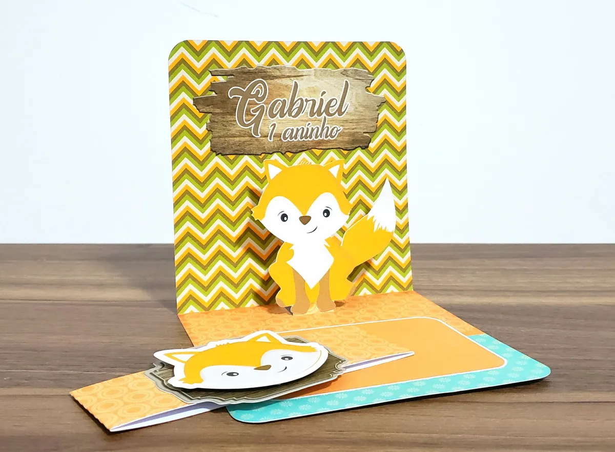 Convite de aniversário infantil com a silhueta de uma raposinha fofa em tons de laranja e branco, decorada com coroa de flores silvestres e folhas de outono dispostas em camadas tridimensionais em arquivo digital de corte.