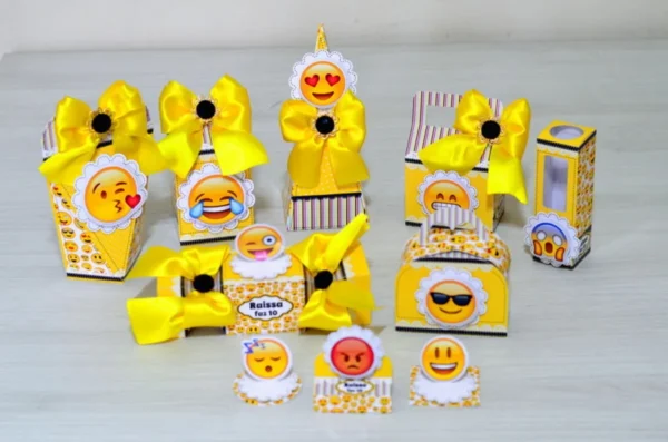 Topper de bolo e apliques divertidos para decoração de festas tema Emojis em arquivo Studio.