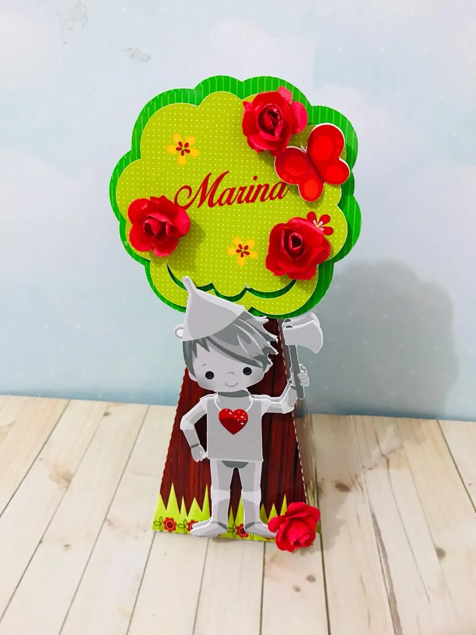 Molde de corte para topo de bolo com fonte personalizada e silhuetas dos personagens do Mágico de Oz estruturados para montagem em papel de alta gramatura.