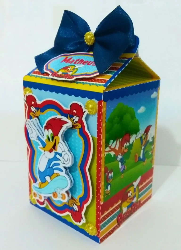 Topper de bolo com o personagem Pica-Pau sorridente com seu topete vermelho clássico, bico amarelo aberto e asas azuis abertas, cercado por troncos de árvore e folhas da floresta em camadas tridimensionais em arquivo digital de corte.