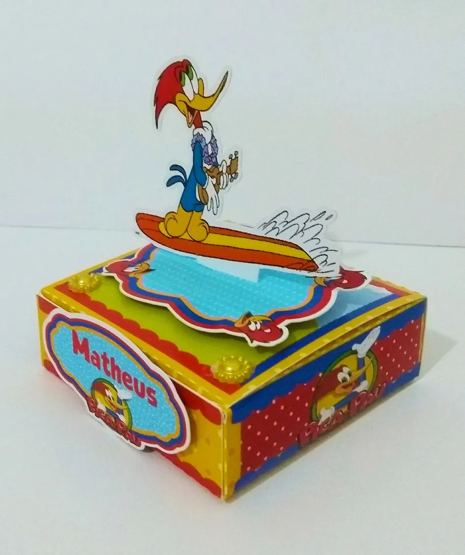 Topper de bolo com o Pica-Pau segurando uma ferramenta de marcenaria ao lado de um tronco de árvore esculpido com a idade do aniversariante e lascas de madeira voando em camadas tridimensionais em arquivo digital de corte.