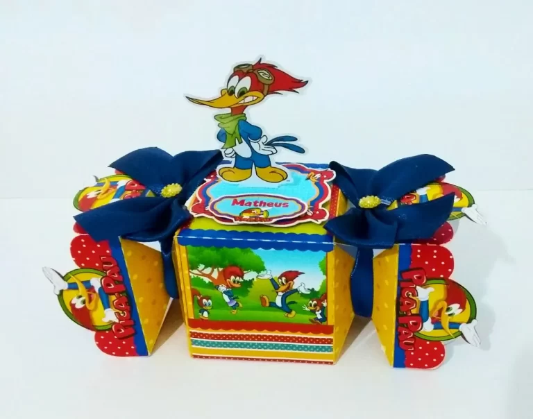 Topper de bolo com o Pica-Pau e sua namorada Winnie vestindo seu laço amarelo na cabeça e vestido clássico, cercados por corações e notas musicais em camadas tridimensionais em arquivo digital de corte.