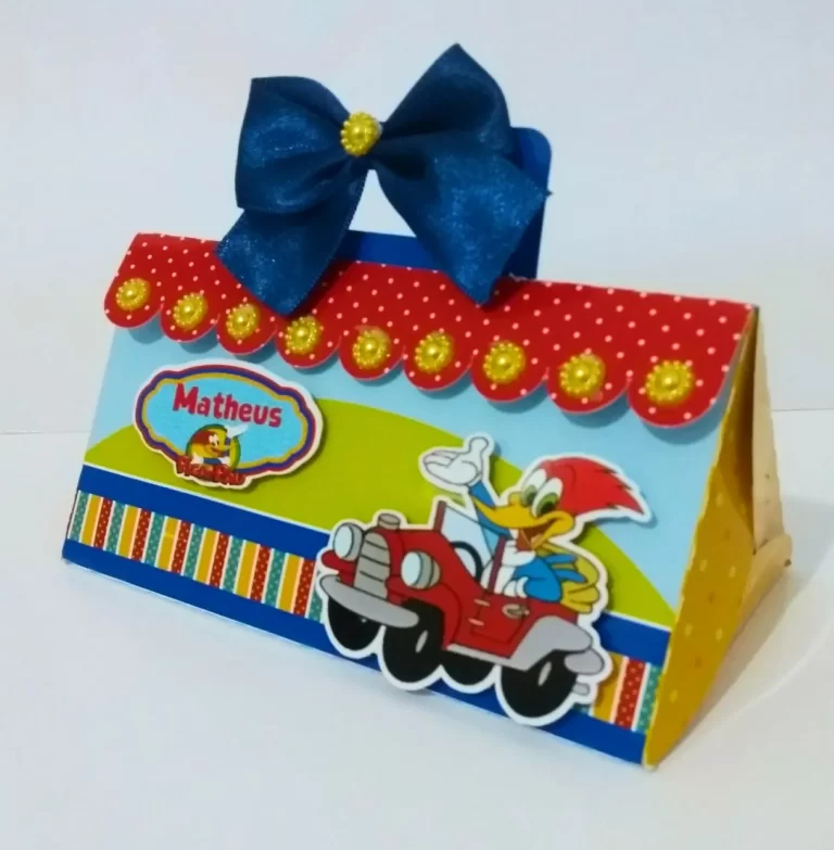 Topper de bolo com o Pica-Pau no centro, o vigarista Zeca Urubu de terno listrado de um lado e o pinguim fofo Chilly Willy com sua touca vermelha do outro em camadas tridimensionais em arquivo digital de corte.